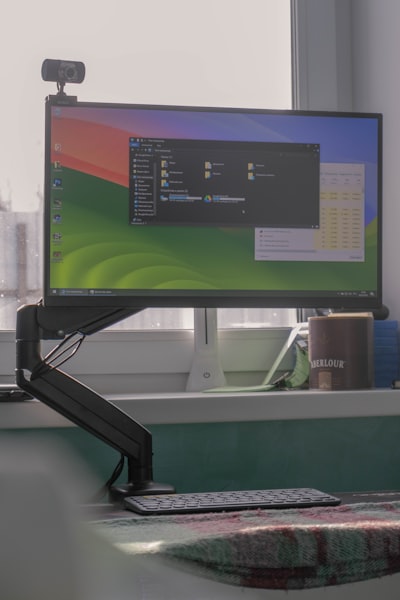 Mejores brazos de monitor 2026: Selecciones probadas para un solo y doble monitor