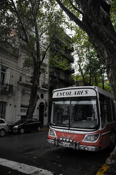 Atribución axiomática con flujos generativos óptimos para geodésicas de transporte