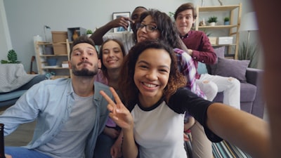 Los 7 mejores creadores de videos grupales para colaborar