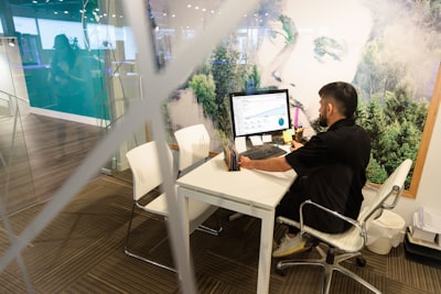 ¿Cómo adaptar un asistente virtual de IA al flujo de trabajo de mi empresa?