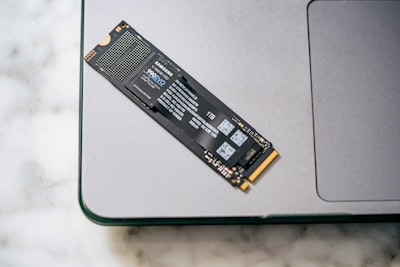Riesgo de bloqueo permanente al actualizar hardware del SSD encriptado