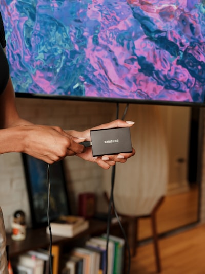 Este adaptador de $15 mejoró mi smart TV al instante