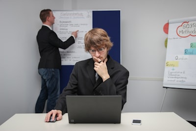 Contratación de trabajador de agencia para ventas en la estrategia digital.