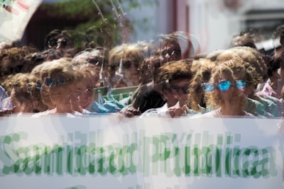Política óptima con equidad para subpoblaciones