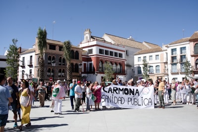 Prompting localizado de pocos ejemplos mitiga la regurgitación de demostraciones en la sustitución de PII en dispositivos con modelos pequeños