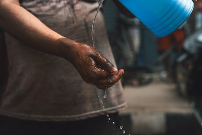 Compañía de agua construye sistema propio de filtrado de barro para evitar desperdiciar $200k en respuestas erróneas de IA.
