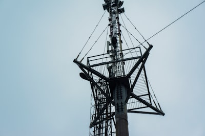 Inyección de conocimiento para operaciones de telecomunicaciones
