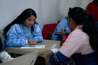 Evaluación comparativa de múltiples LLMs con descontaminación conjunta demostrable