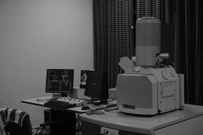 Análisis espectroscópico y calibración bayesiana para evaluación de deposición de películas delgadas en tiempo real.