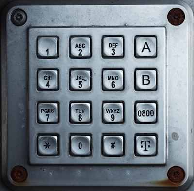 ¿Es seguro automatizar el manejo de datos sensibles en paneles de control?