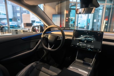 Tesla planea actualizar millones de vehículos con conducción autónoma completa.