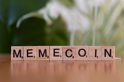 MEMCoder: generación de código con memoria evolutiva para bibliotecas privadas