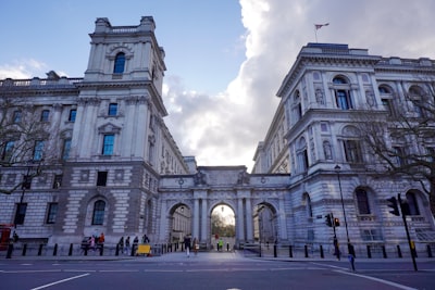 Whitehall enfrenta obstáculos para implementar la identificación digital.