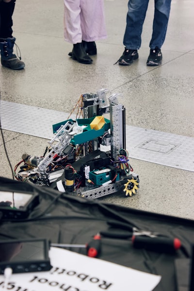 Robot ágil y hábil: Interacciones humano-robot remotas con AR