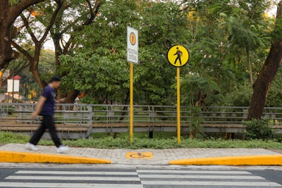 PEDESTRIANQA: Benchmark para modelos de visión y lenguaje en predicción de intención y trayectoria peatonal