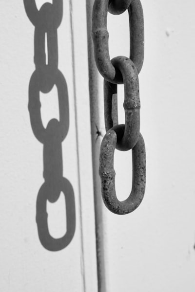 Análisis causal de la fidelidad del LLM a las estructuras intermedias