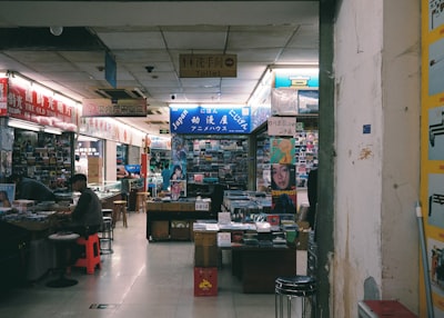 Socio de gestión de inventario de tienda local verificado