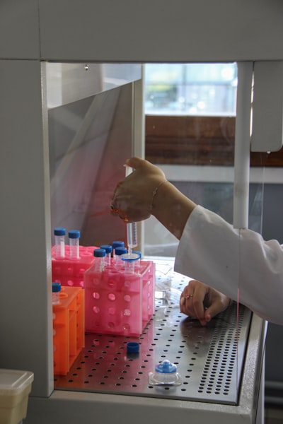 Cerrando la brecha de dominio en imágenes biomédicas con muestras de control