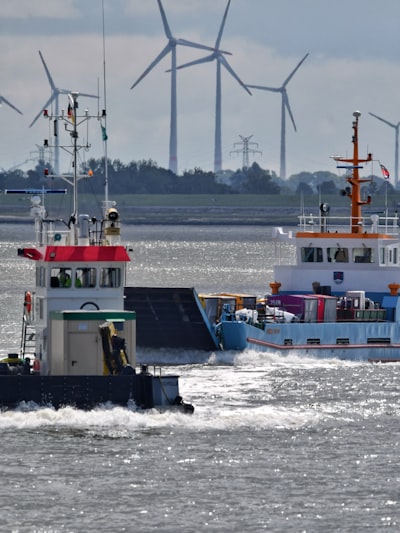 Estela dinámica multiescala en turbinas eólicas flotantes con IA