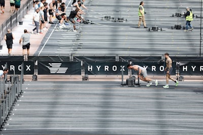Hyrox en vivo: Corredor y levantador de pesas ante el reto viral