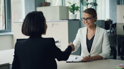 ¿Puede la IA ser contratada para interactuar con bases de datos y APIs?