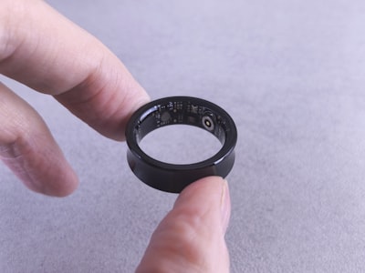 Comparación del Oura Ring 5 con anillos inteligentes rivales
