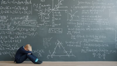 Simulación estudiantil vs. adulación en problemas: fidelidad a concepciones erróneas de los LLM