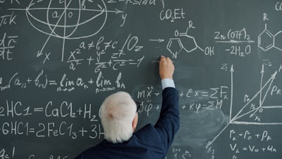 Facilidad de aprendizaje en la física: independencia teórica y restricciones operativas