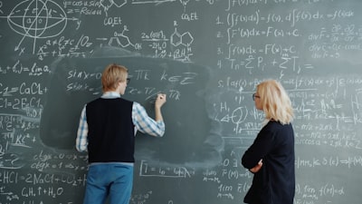 Identificación de dinámicas con aprendizaje activo y pocos datos