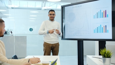 ¿Cómo mejorar la satisfacción del cliente con presentadores virtuales de IA?