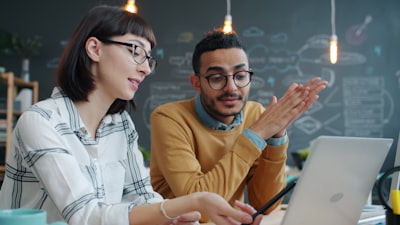 Beneficios de las revisiones de rendimiento automatizadas