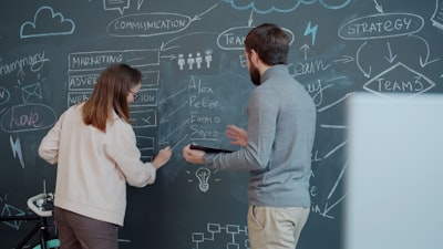 ¿Conecta la API de Teams con bases de datos o APIs?