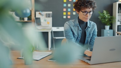 Automatización de garantías para trabajo remoto sostenible.