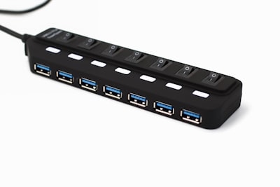 Esta estación de acoplamiento agrega dos puertos 4K y 6 puertos USB a tu laptop