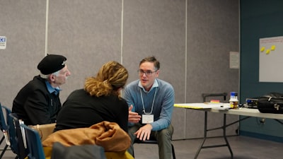 ¿Cómo colaborar varios usuarios en el desarrollo de IA conversacional?
