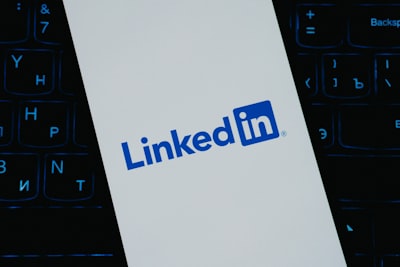 La nueva función Crosscheck de LinkedIn para probar modelos IA competitivos gratis