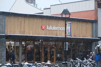 Lululemon detiene ventas de mallas por ser transparentes.