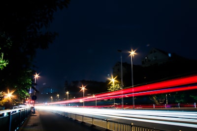 Escalabilidad y aislamiento en entornos de desarrollo Node.js durante picos de tráfico
