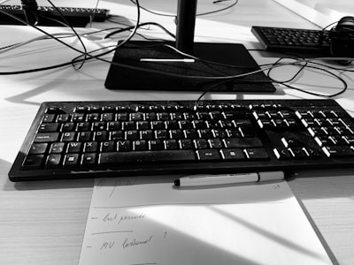 Edición de Vector Latente de Autoencoder Disperso para Control de Redes Neuronales