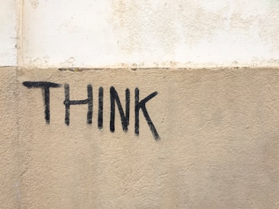 Aprendizaje de precedentes en modelos de razonamiento: Reduciendo el exceso de pensamiento