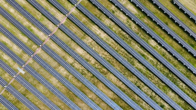121 mil millones en energía renovable bajo amenaza regulatoria
