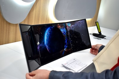 Monitor OLED ultrapanorámico de 49 pulgadas a $700 (ahora $300 de descuento)