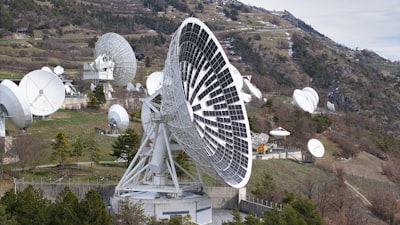Sistemas multi-BS multi-RIS de antenas Pinching eficientes con GNN