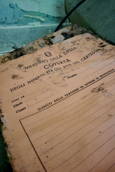 Lo que 12 documentos de agentes LLM revelan sobre sí mismos: auditoría piloto y esquema de puntuación