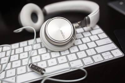 Mejores prácticas: Otimizando páginas web empresariales para búsqueda de voz en 2025