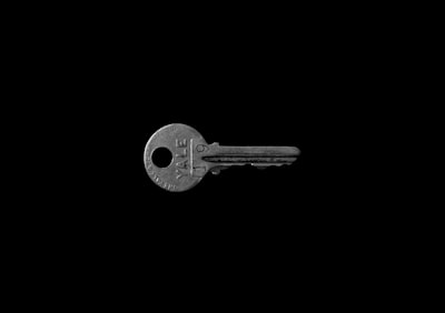 Estrategia costo-eficiente de encripción multiparque con una clave KMS de AWS