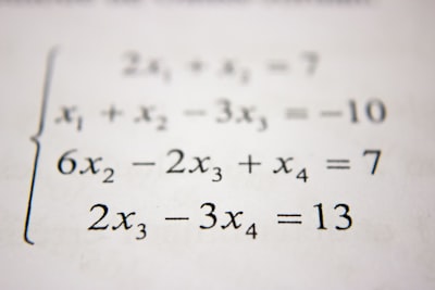 PyraMathBench: Evaluando y mejorando capacidad matemática en LLMs