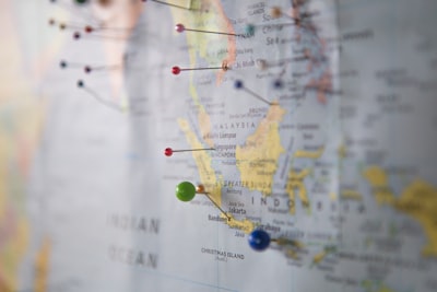  ¿La intranet con cascada de OKRs estratégicos está disponible en varios idiomas?