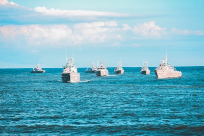 Escalando MARL para Seguimiento Acústico Submarino con Vehículos Autónomos