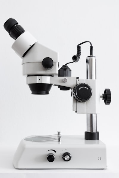  Gemelos digitales acoplados para microscopía predictiva y autónoma